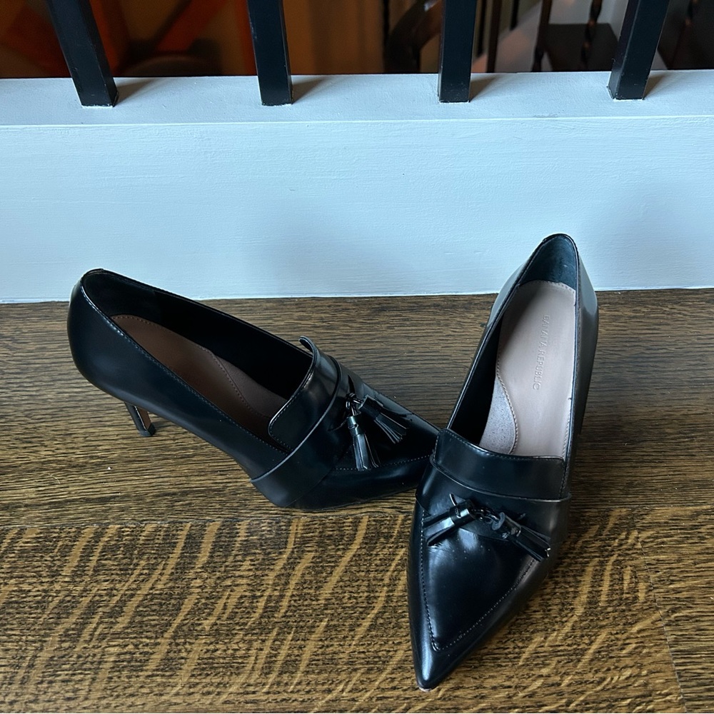 Banana Republic black heeled pointed 3” heel  loafer